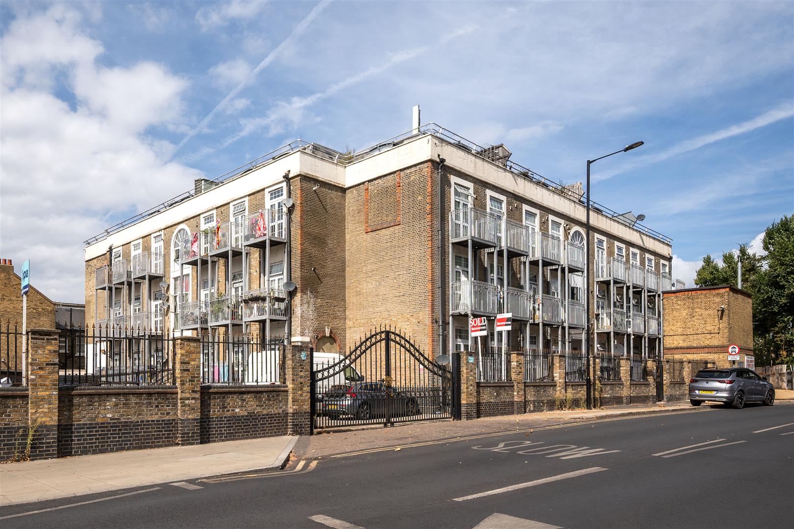 Flat Ham Park Road in Greater London
