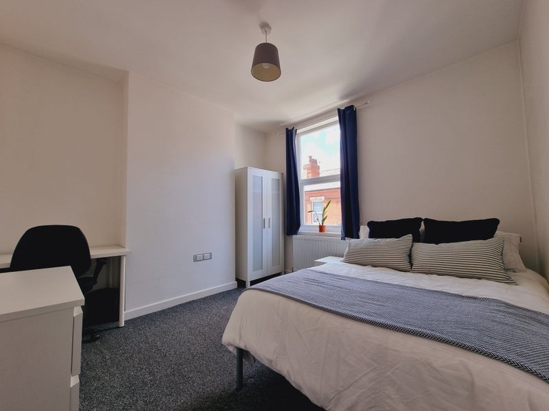 Room Foxhall Road in Nottingham