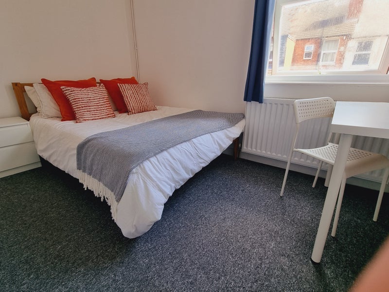 Room Foxhall Road in Nottingham