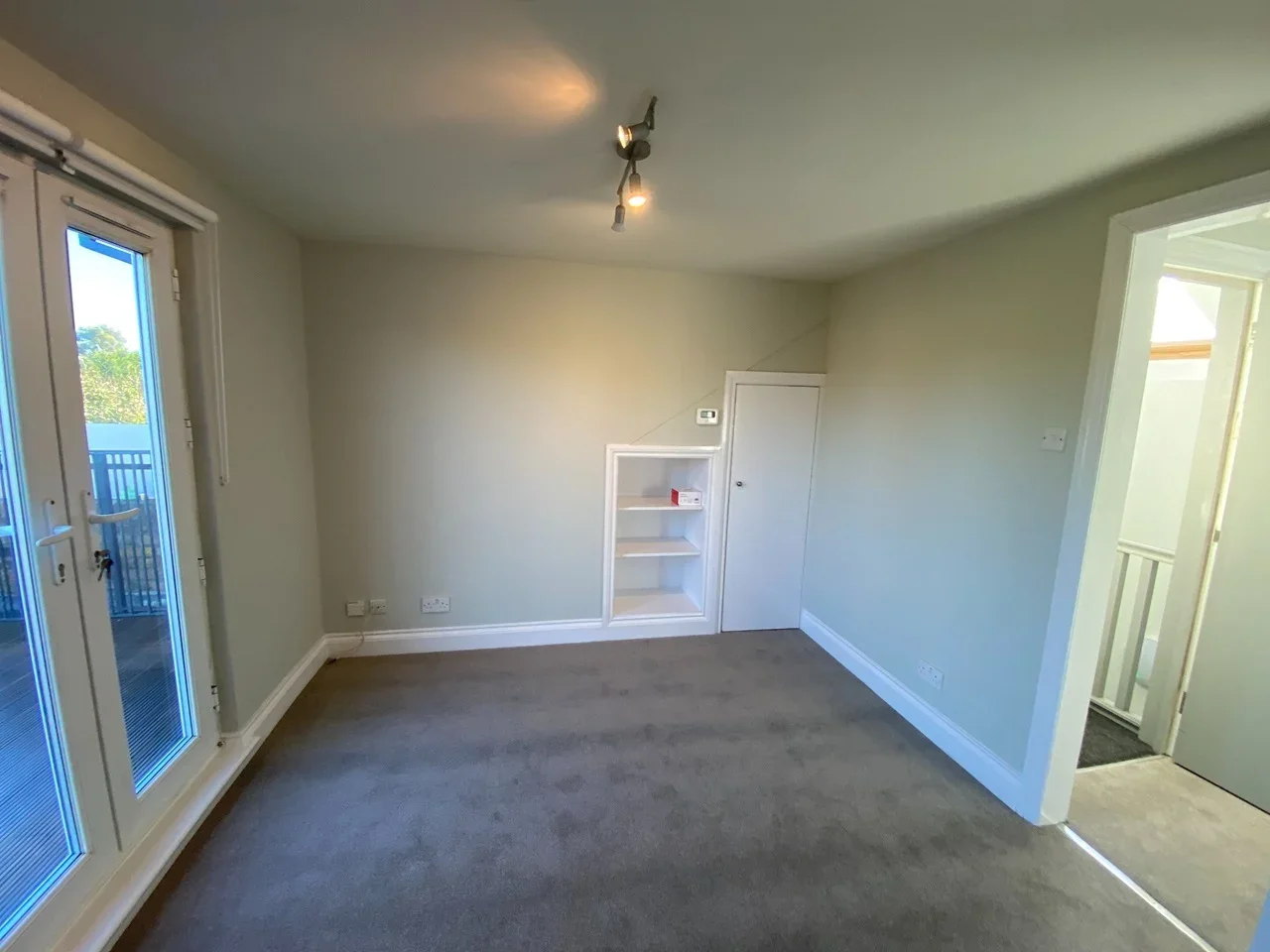 Flat Craven Avenue in Greater London