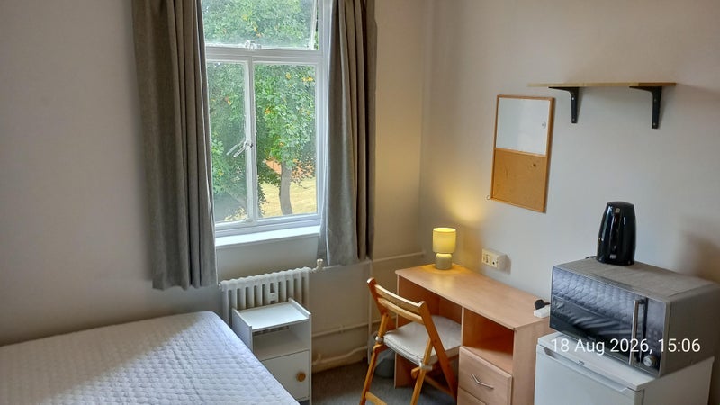 Room Demesne Road in Manchester