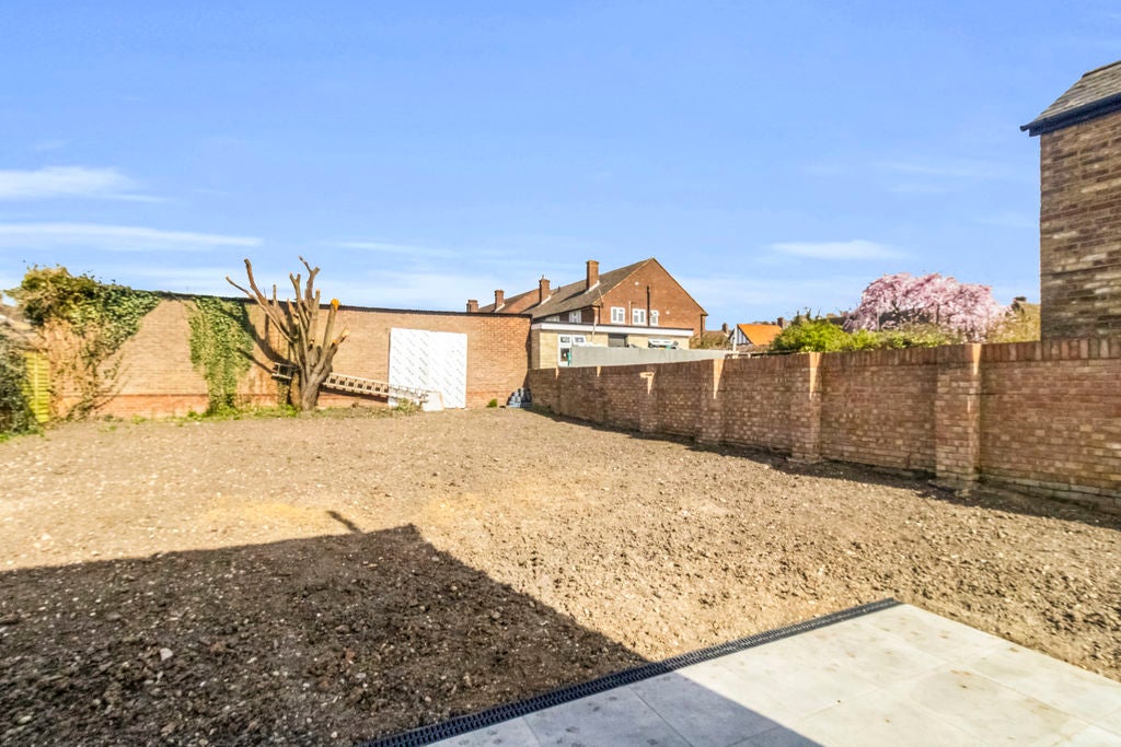 Room Mays Lane in Greater London