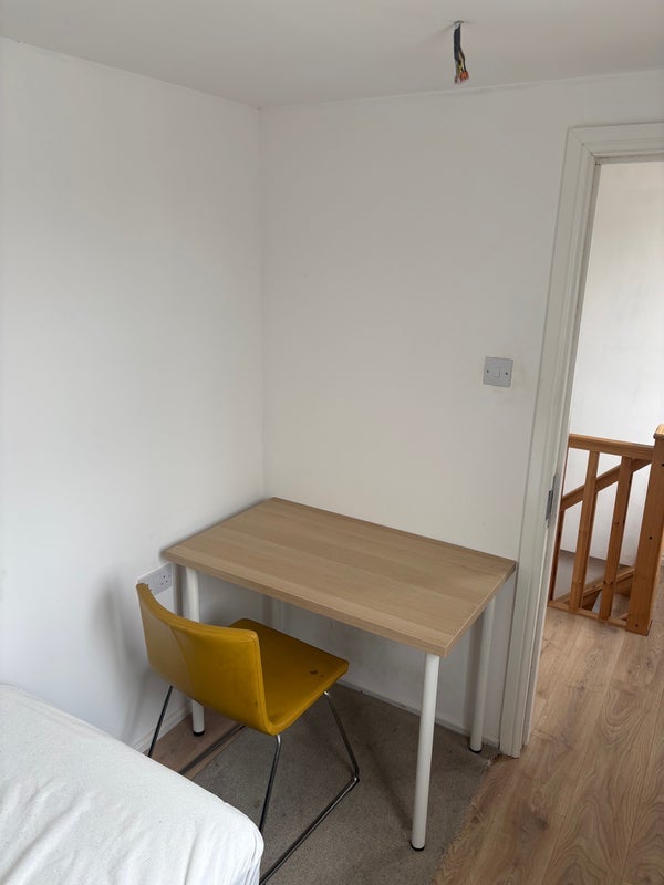 Room Violet Lane in Greater London