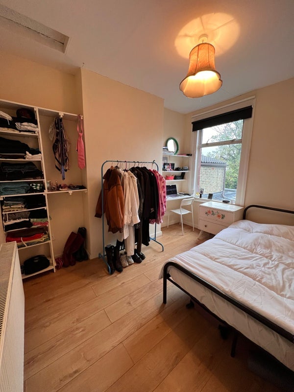 Room Clifden Road in Greater London