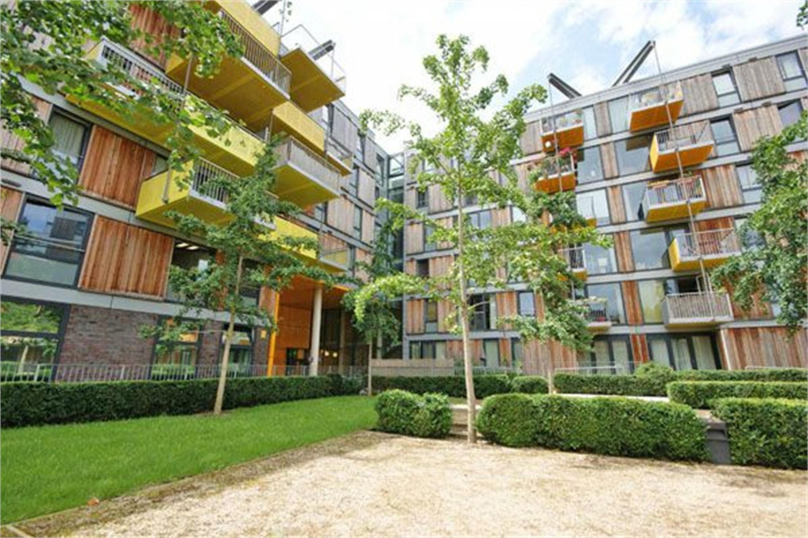 Flat Queensbridge Road in Greater London