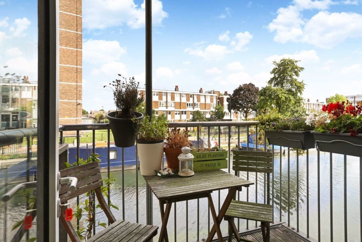 Flat Queensbridge Road in Greater London