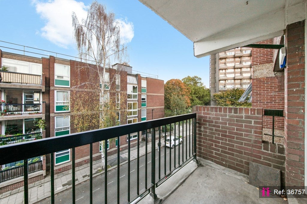Flat Wincott Street in Greater London