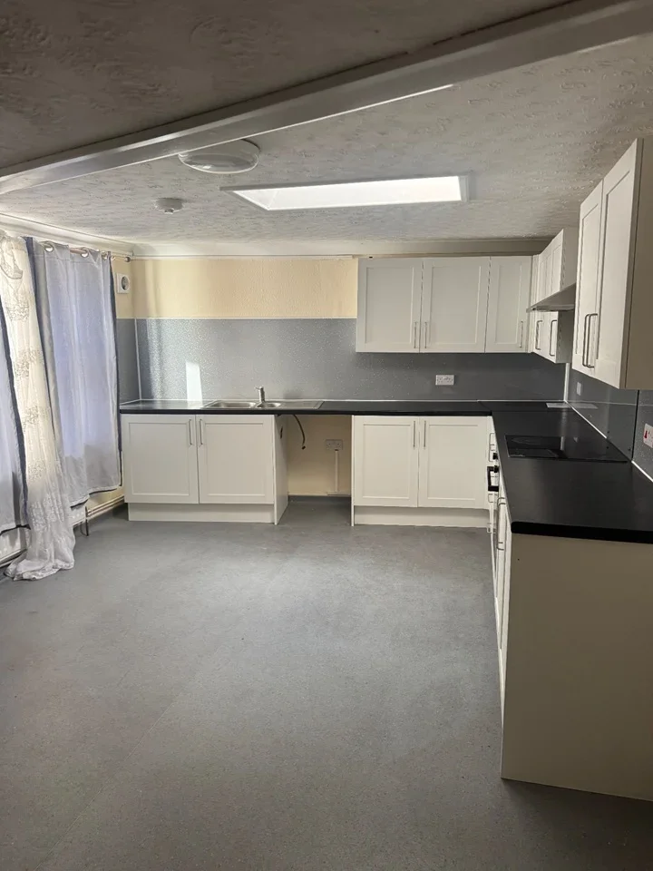Room New Road in Chatham