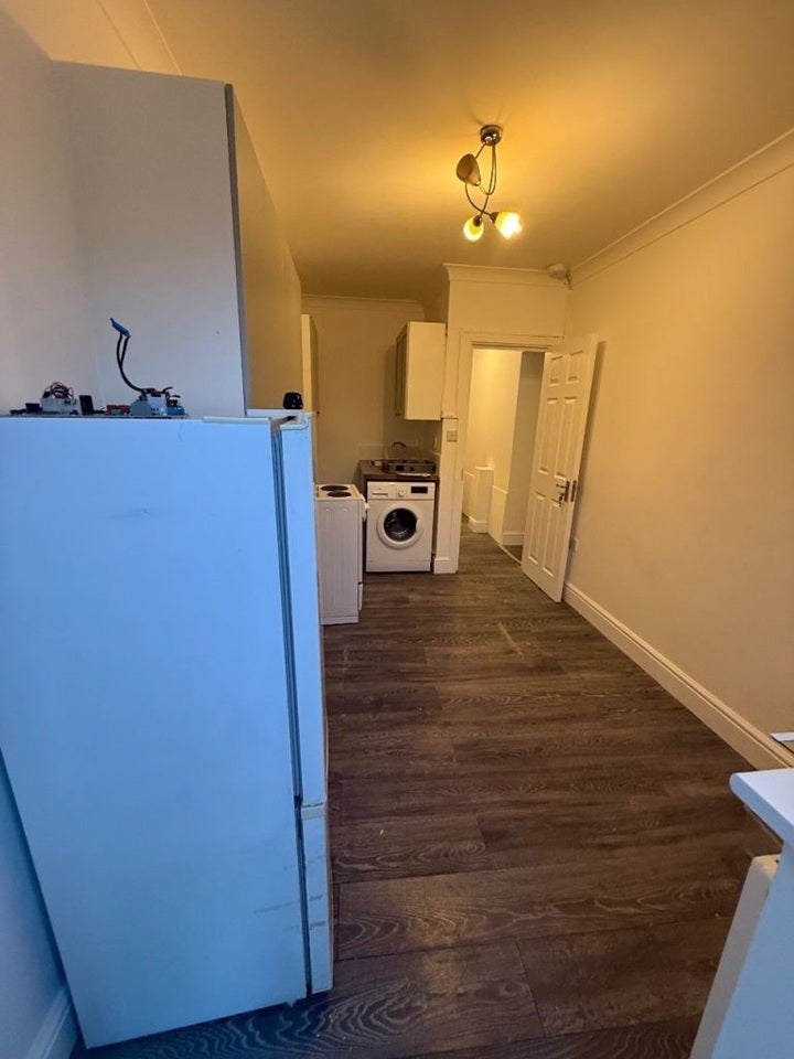 Flat Manor Drive in Greater London