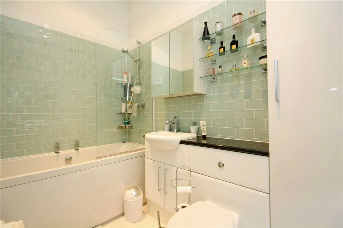 Flat Merton Road in Greater London
