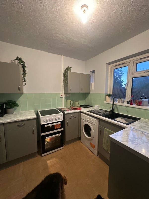 Room Barnstaple Road in Bristol