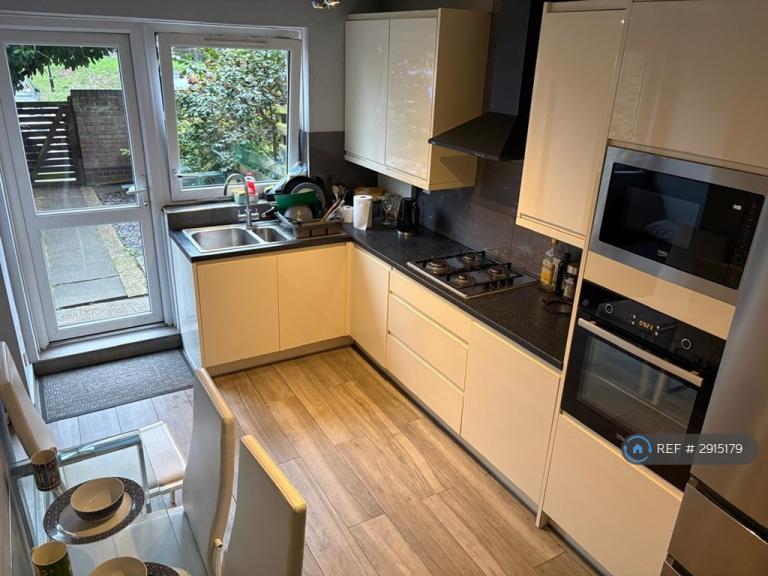 Room Rhodeswell Road in Greater London