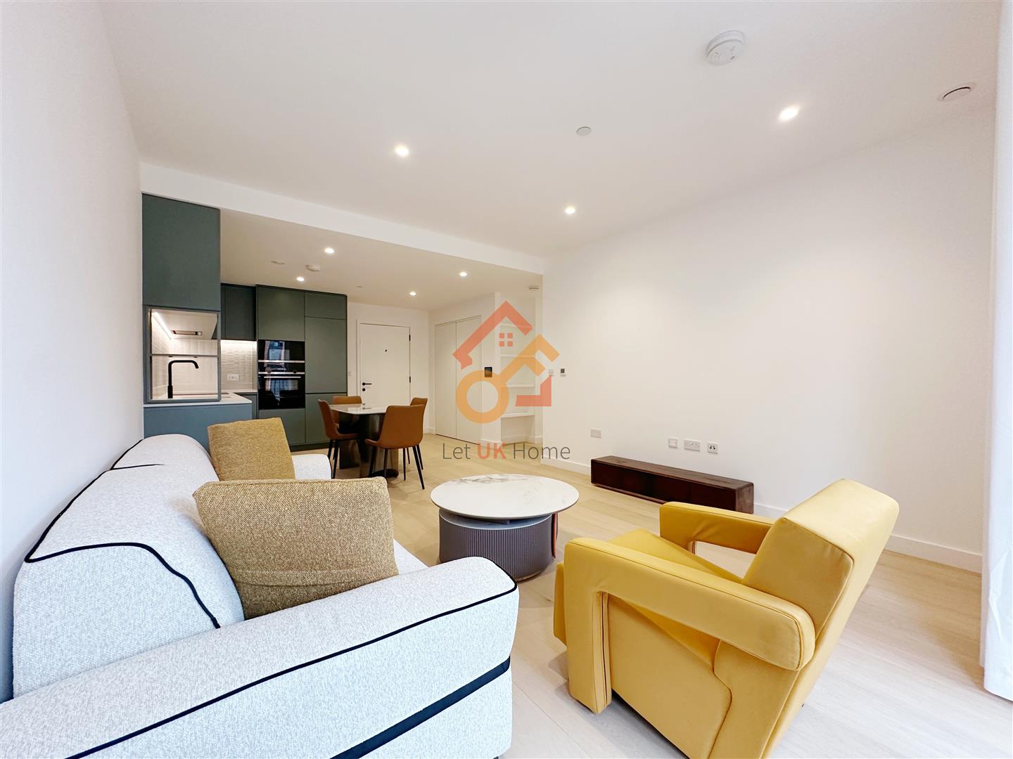 Flat Parkview Way in Epsom