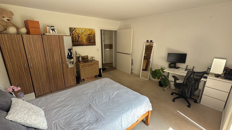 Room Plough Way in Greater London