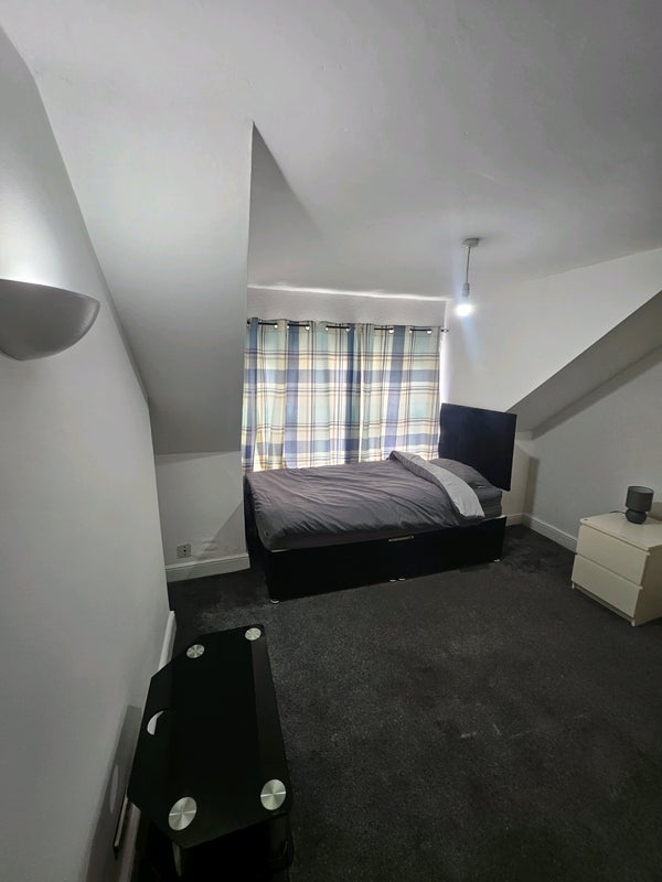 Room King's Road in South Holland