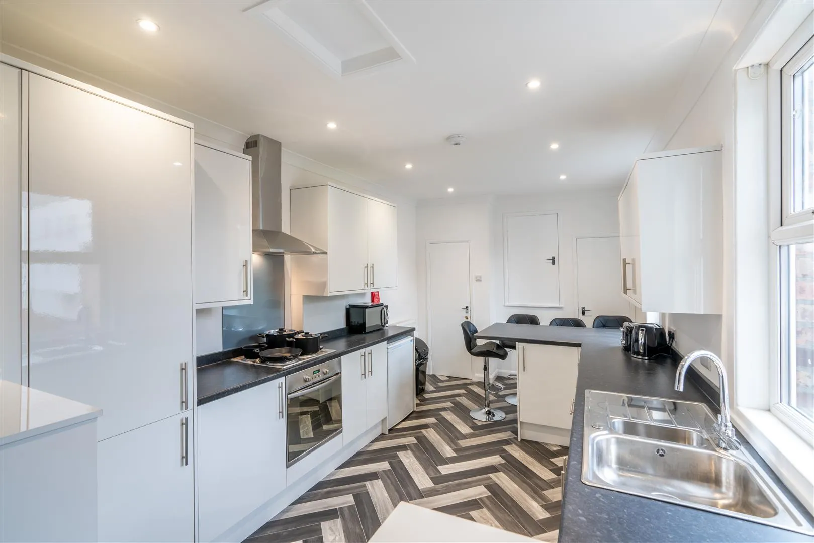 Flat Lonsdale Terrace in Newcastle upon Tyne