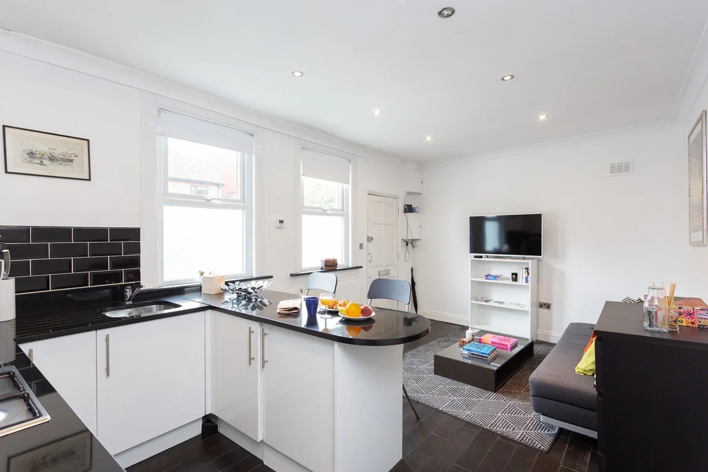 Flat Greyhound Road in Greater London