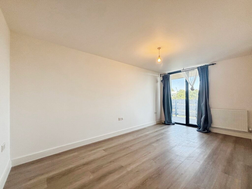 Flat Farnborough Road in Rushmoor