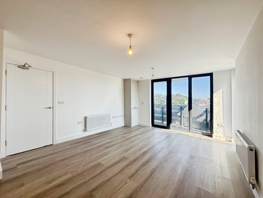 Flat Farnborough Road in Rushmoor