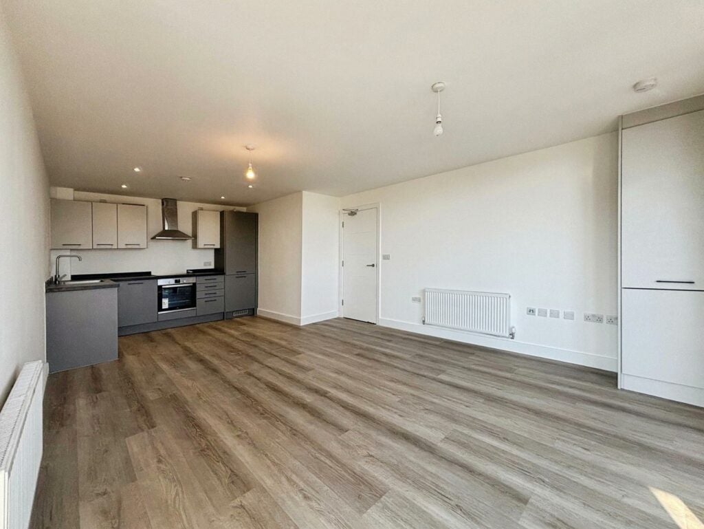 Flat Farnborough Road in Rushmoor