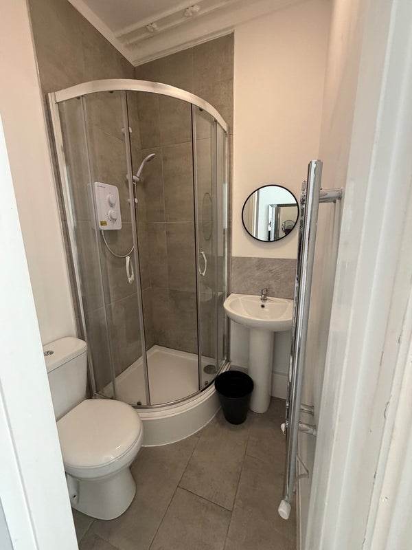 Room Garmoyle Close in Liverpool