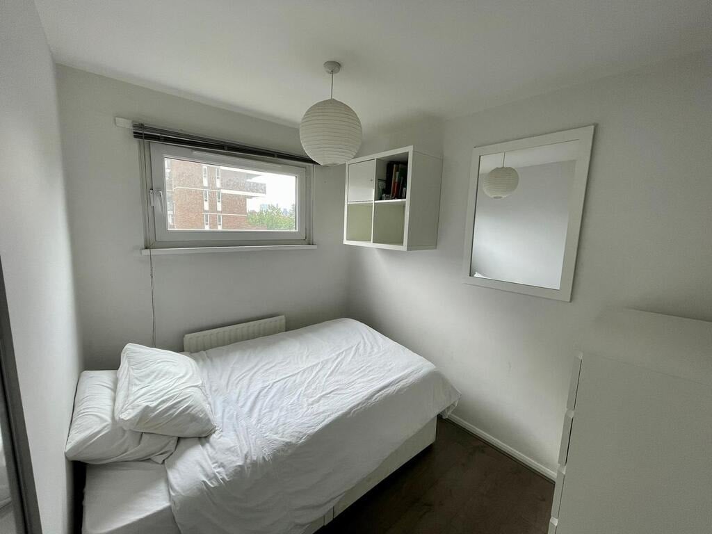 Room Commercial Road in Greater London
