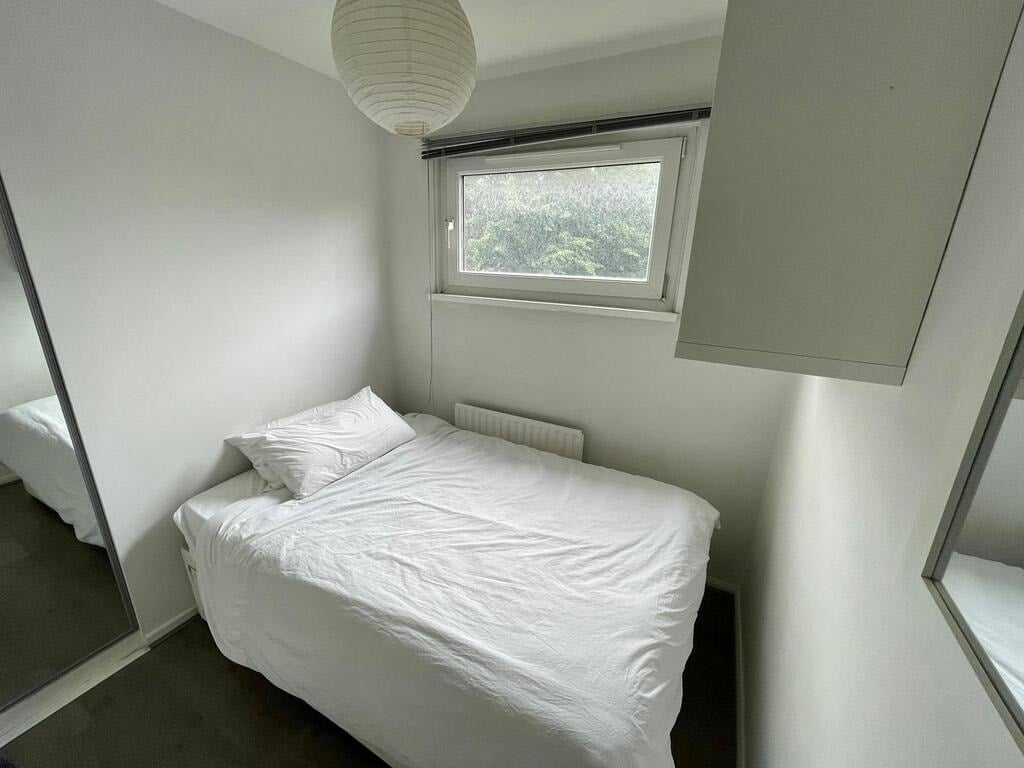 Room Commercial Road in Greater London