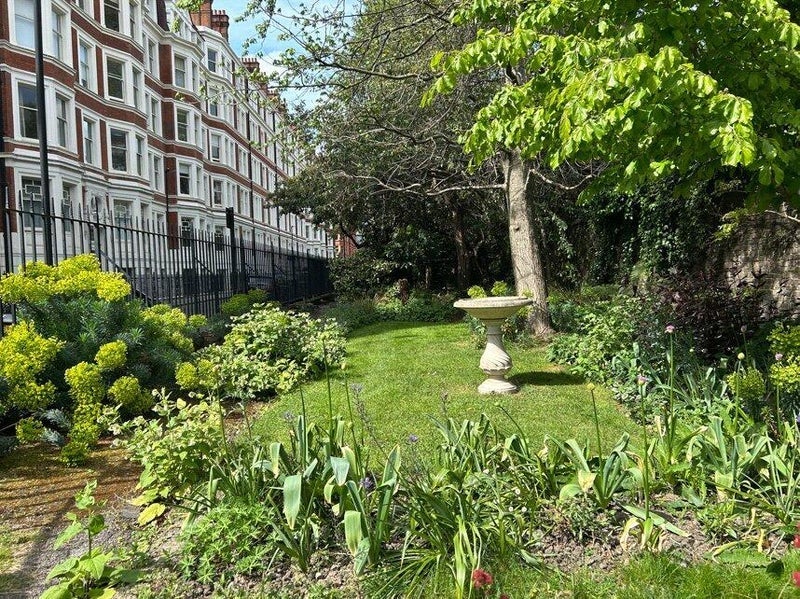 Room Ridgmount Gardens in Greater London