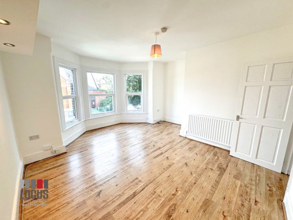 Flat Griffin Road in London