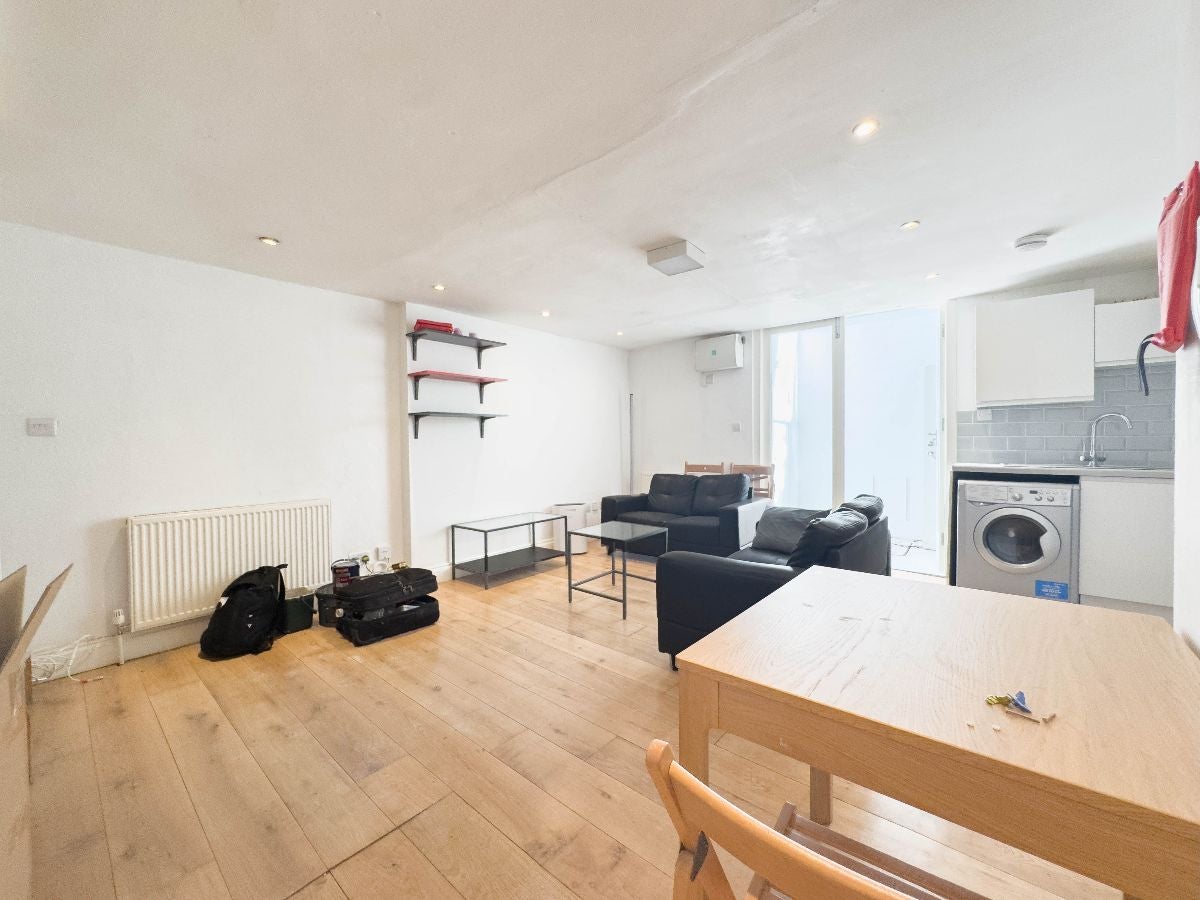 Flat Cobham Mews in Greater London