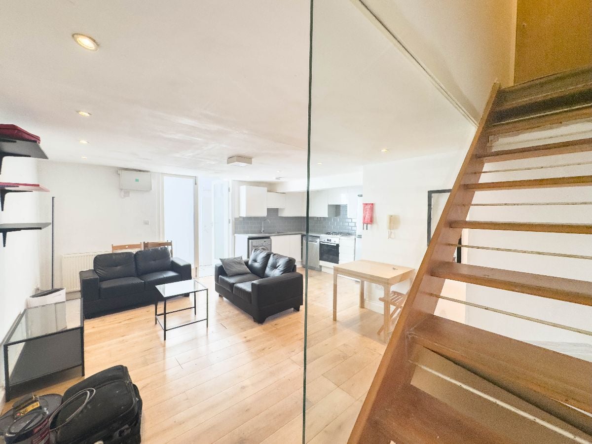 Flat Cobham Mews in Greater London