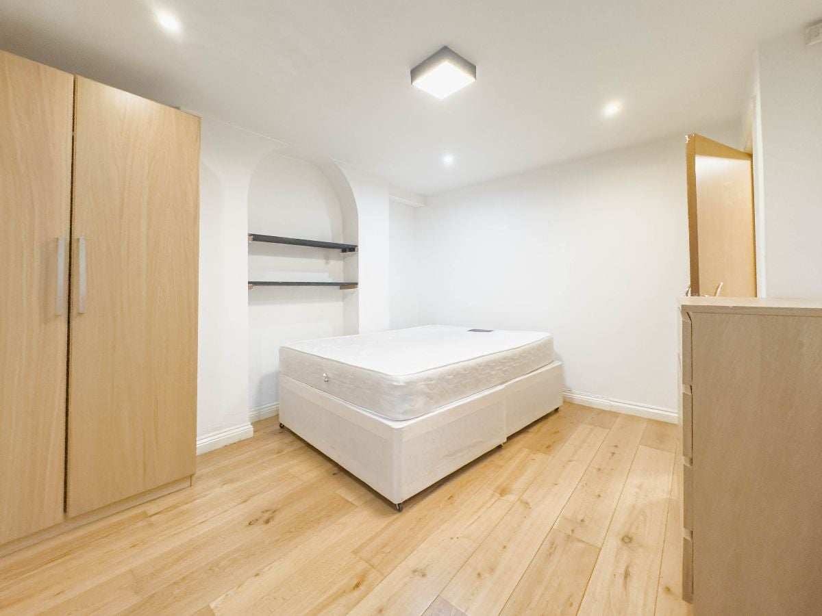 Flat Cobham Mews in Greater London