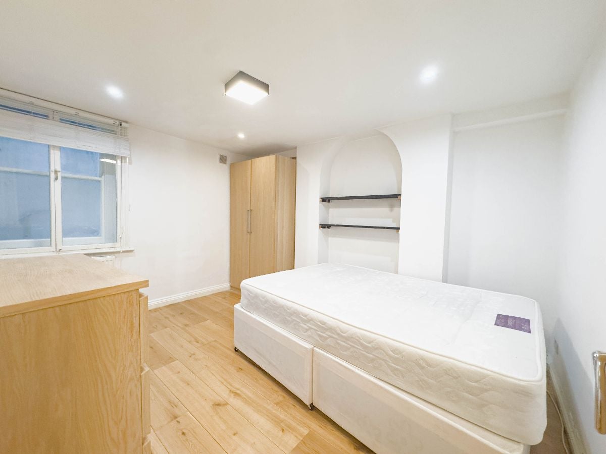 Flat Cobham Mews in Greater London