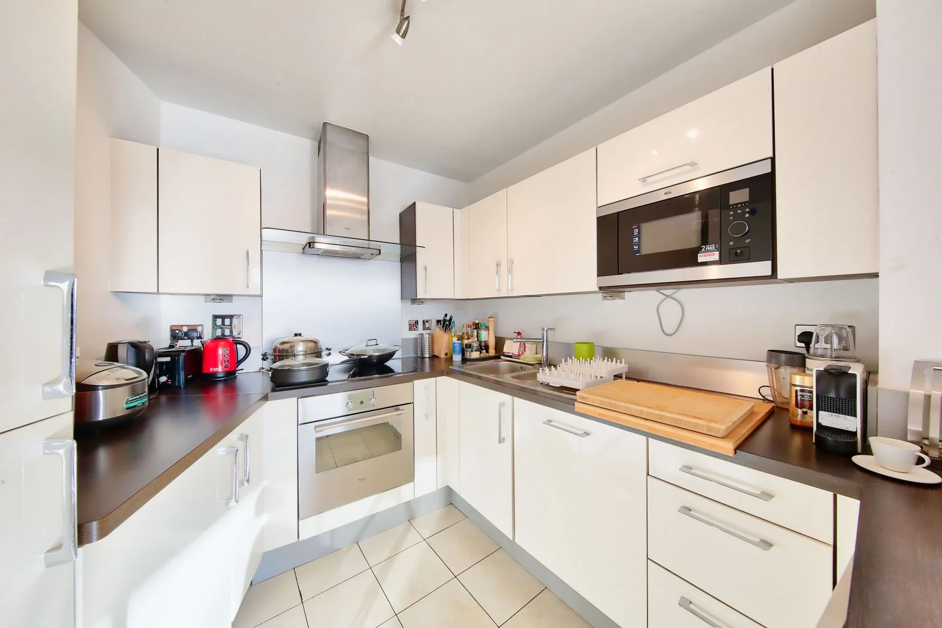 Flat Mapleton Crescent in Greater London