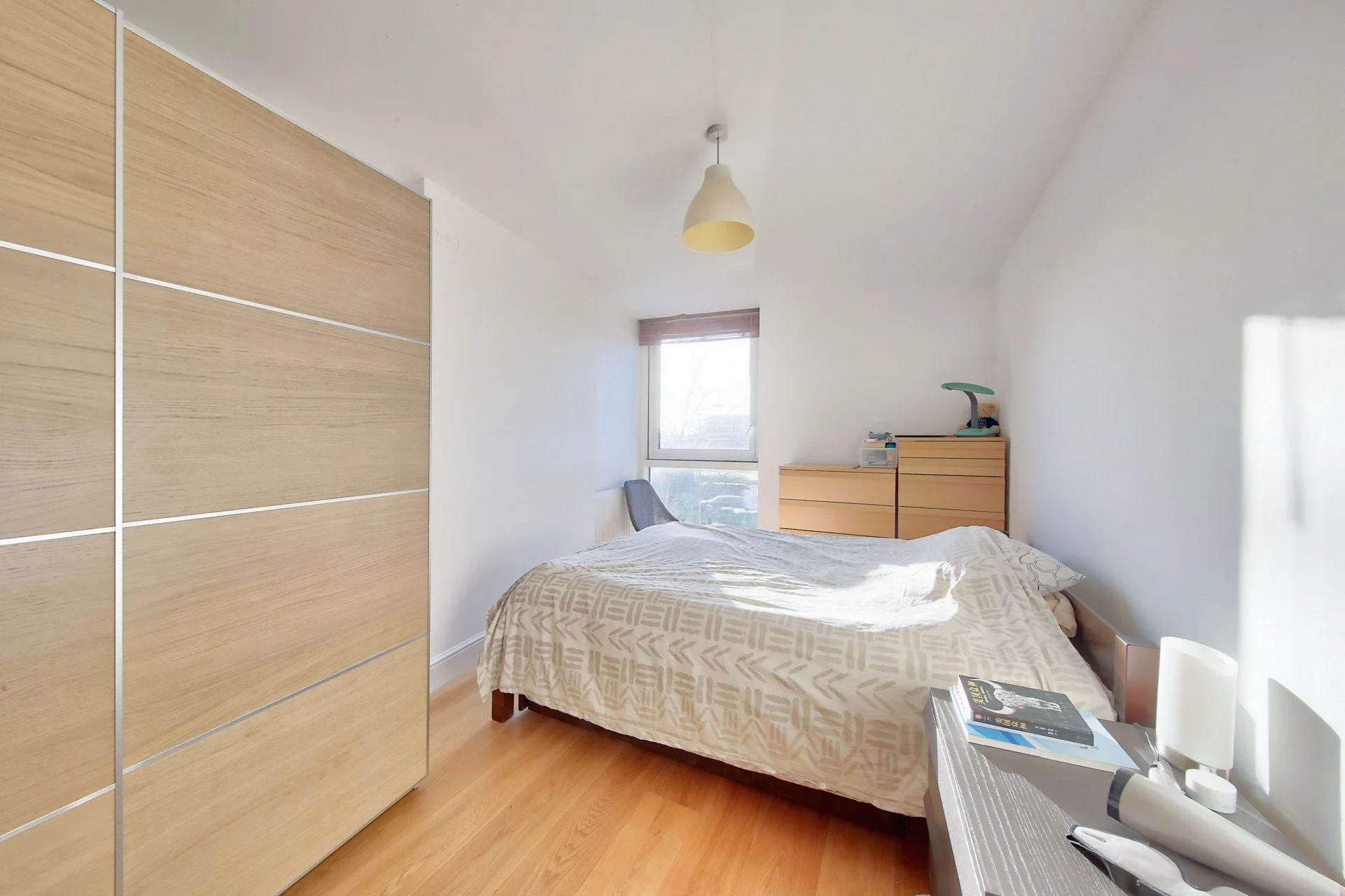 Flat Mapleton Crescent in Greater London