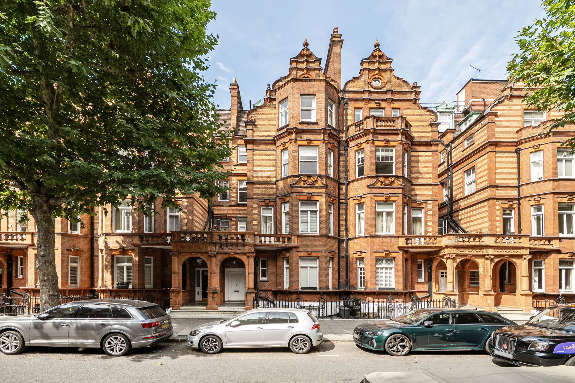 Flat Sloane Gardens in Greater London
