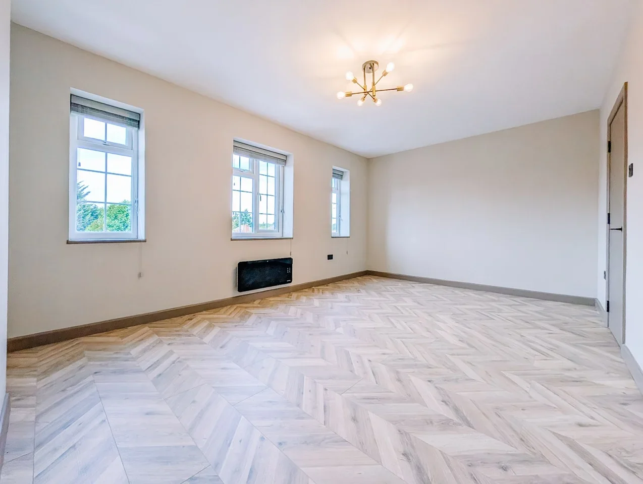 Flat Ace Parade in Greater London