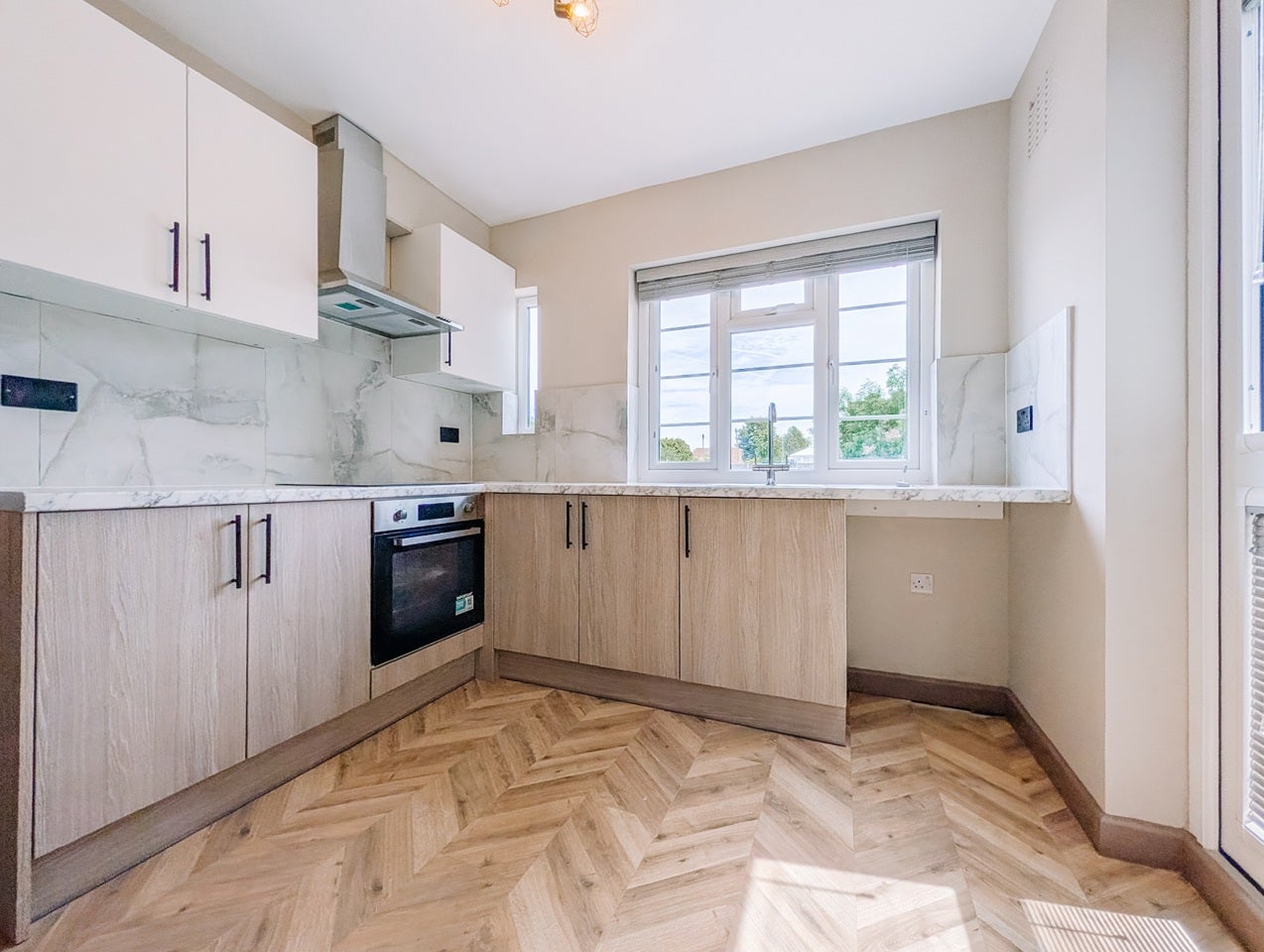 Flat Ace Parade in Greater London