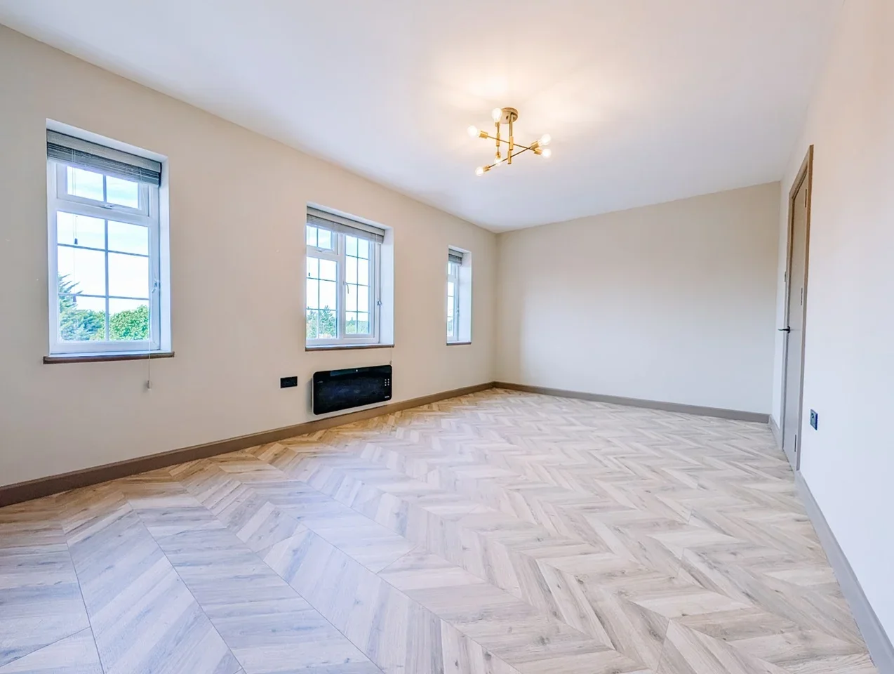 Flat Ace Parade in Greater London