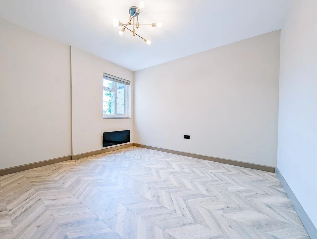 Flat Ace Parade in Greater London