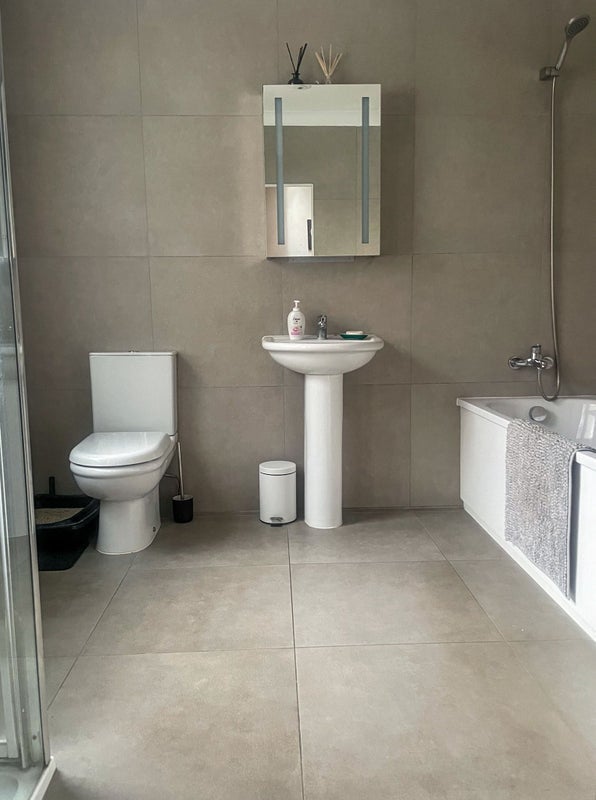 Room Grosvenor Road in Greater London
