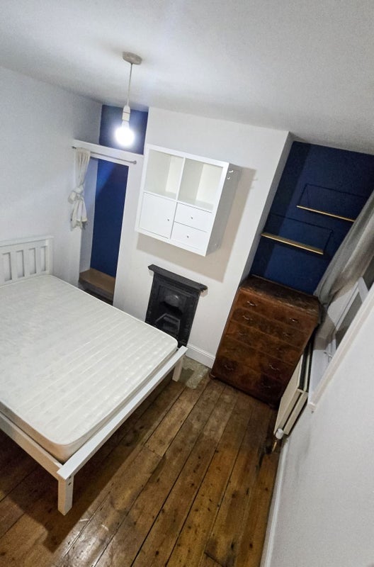 Room Grosvenor Road in Greater London