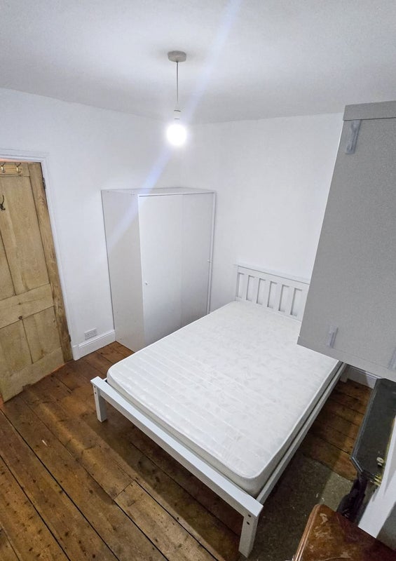 Room Grosvenor Road in Greater London