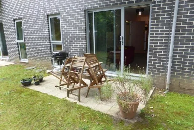 Flat Coombe Way in Rushmoor