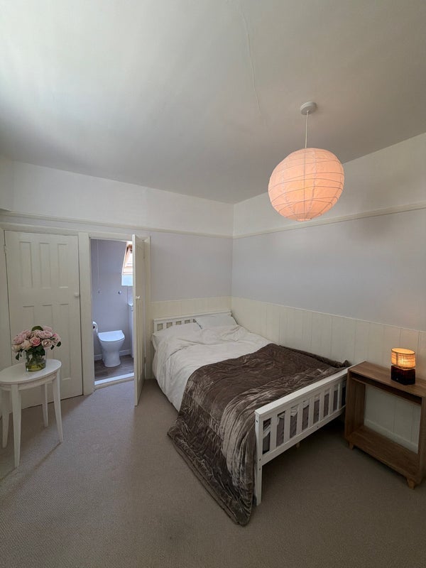 Room St Andrew's Road in Greater London
