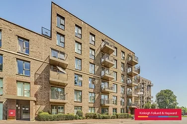 Flat Adenmore Road in Greater London