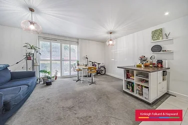 Flat Adenmore Road in Greater London