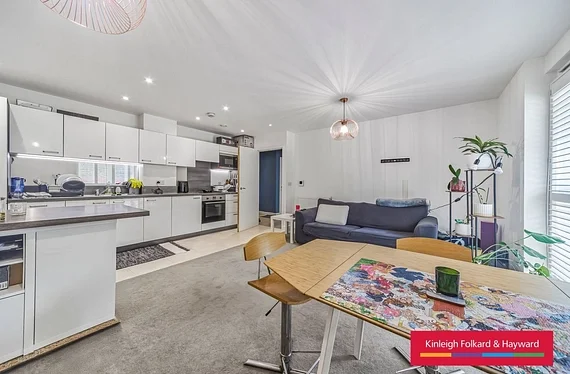Flat Adenmore Road in Greater London
