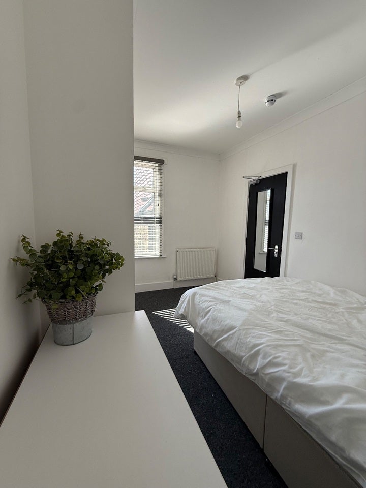 Room Ferndale Road in Gillingham