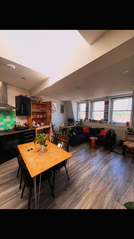 Room Ferndale Road in Greater London